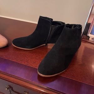 Jack Rogers size 7 black suede booties. Great condition.